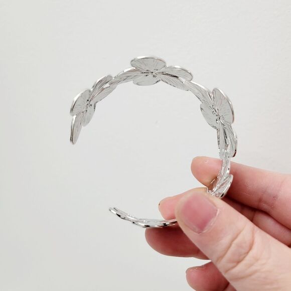 Brand New Silver Tone Flower Wristband Bangle Bracelet - Picture 4 of 8